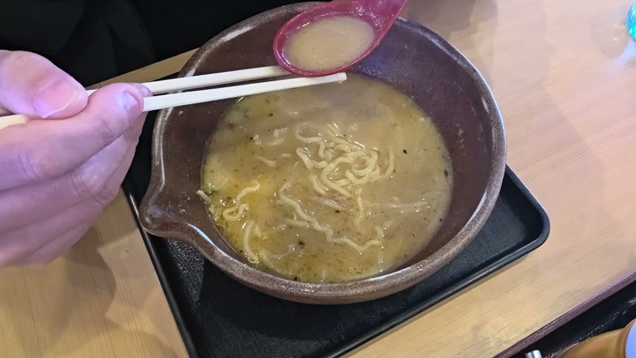 味噌蔵麺四郎安城店へ行き、信州味噌味噌漬け炙りチャーシュー麺を、堪能している所を、撮影してみました。