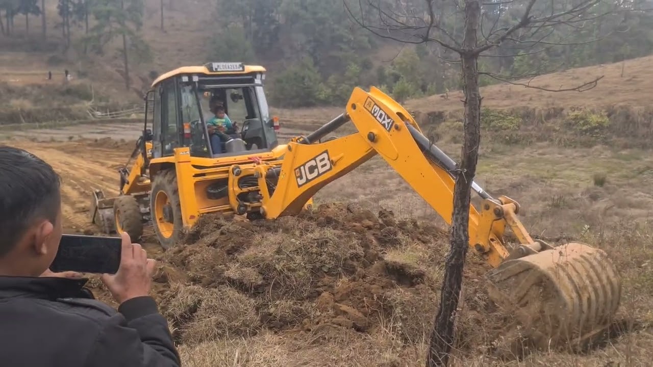 how to operate jcb backhoe machine || teaching a 3 year old boy how to operate jcb 3dx machine