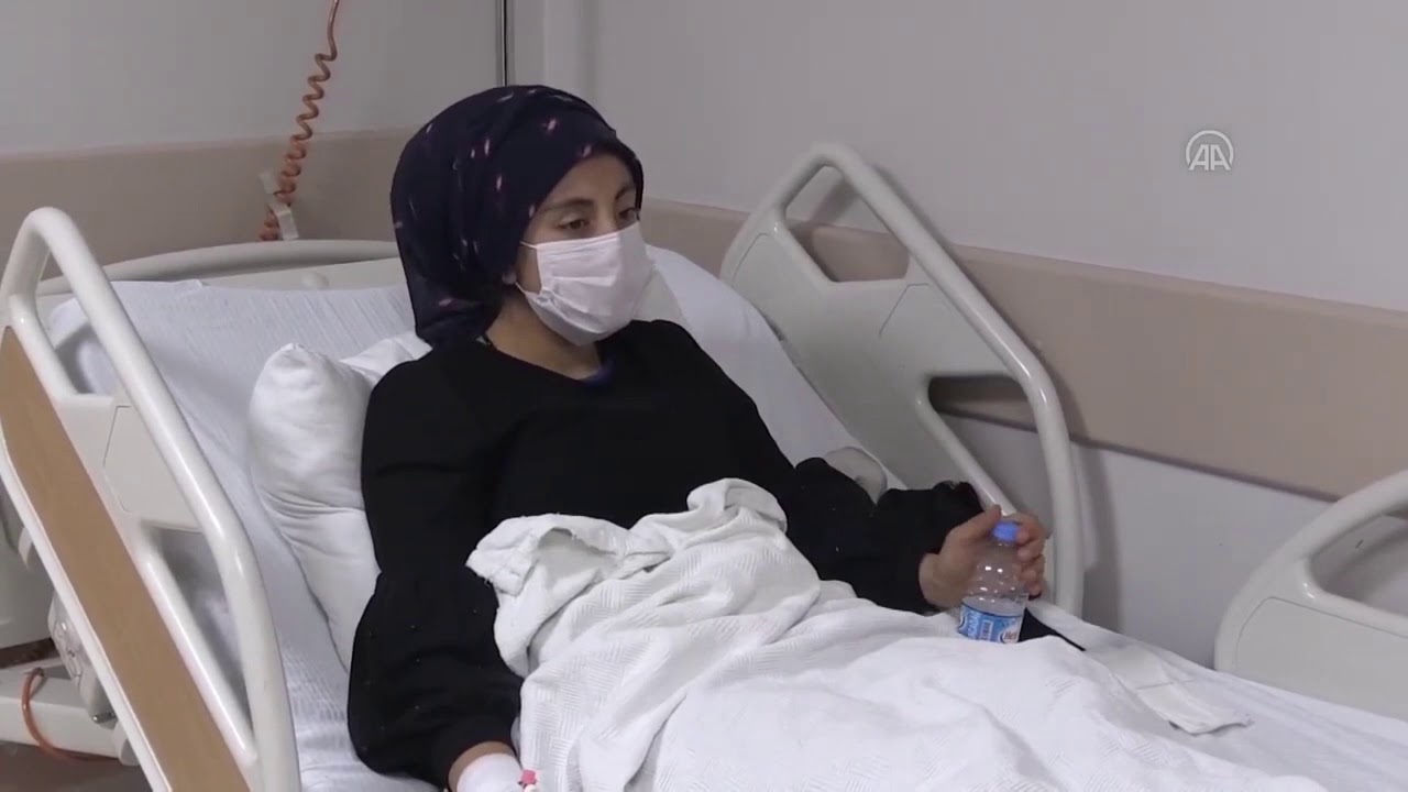 Young girl can't stop sneezing- 재채기 -くしゃみ- girl sneezes non-stop. Medical issue
