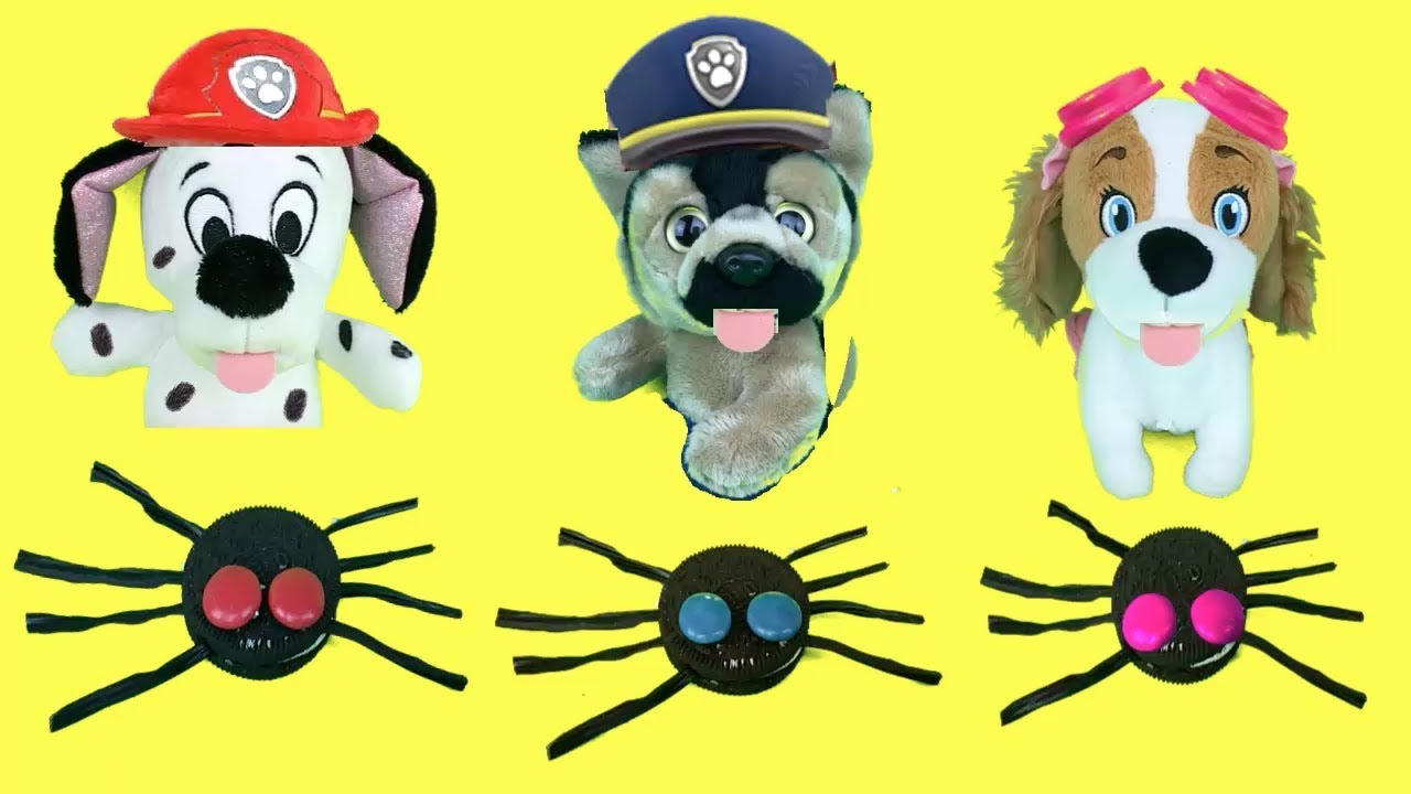Aprende con juguetes de Paw patrol en Halloween y los bebés a hacer galletas en forma de araña
