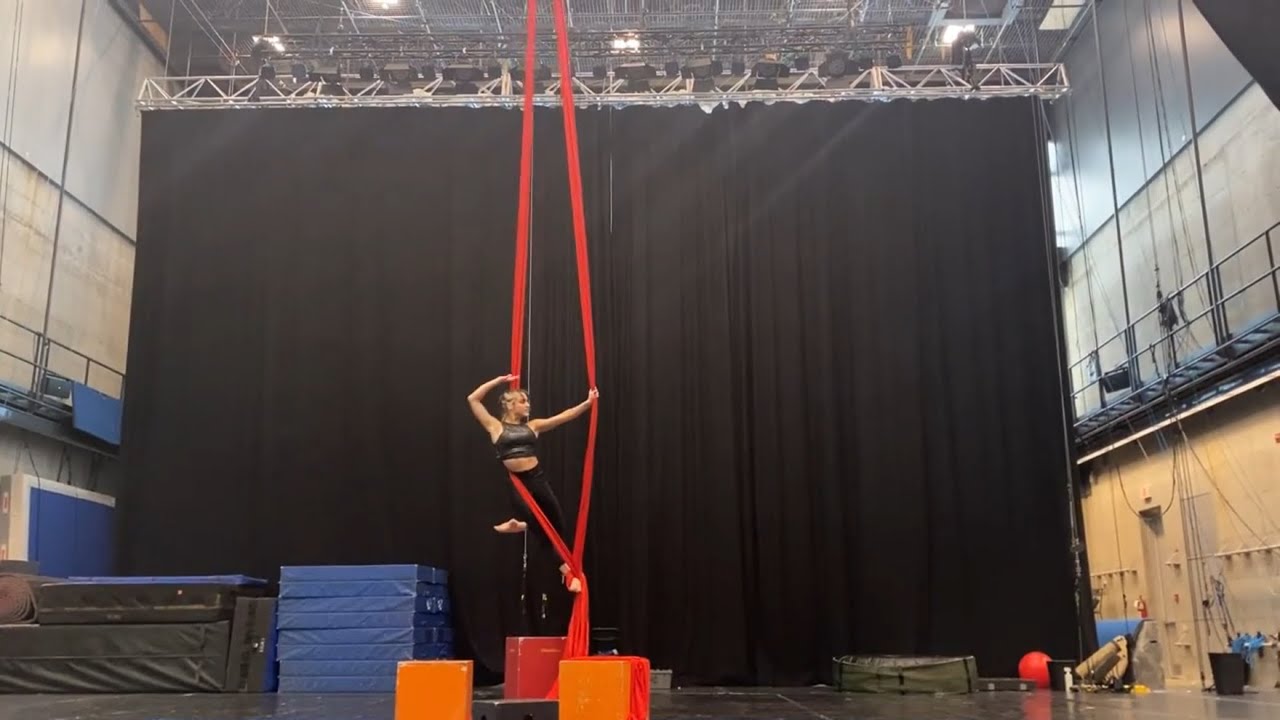 Joyous Melancholy : Aerial Silks with cubes / Tissue Aérien avec cubes | Kayley Hennessy