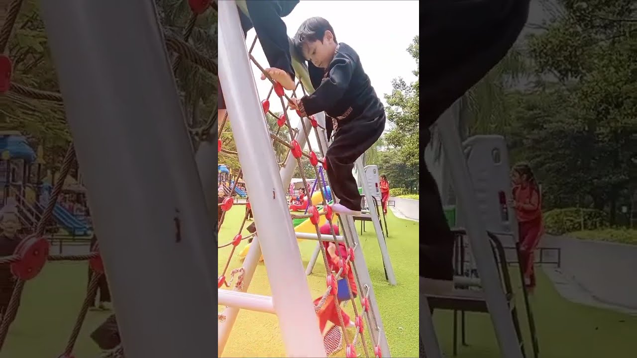 Sinar matahari   taman bermain  bergerak  teman   tertawa bersama = perfect 💯👍✨