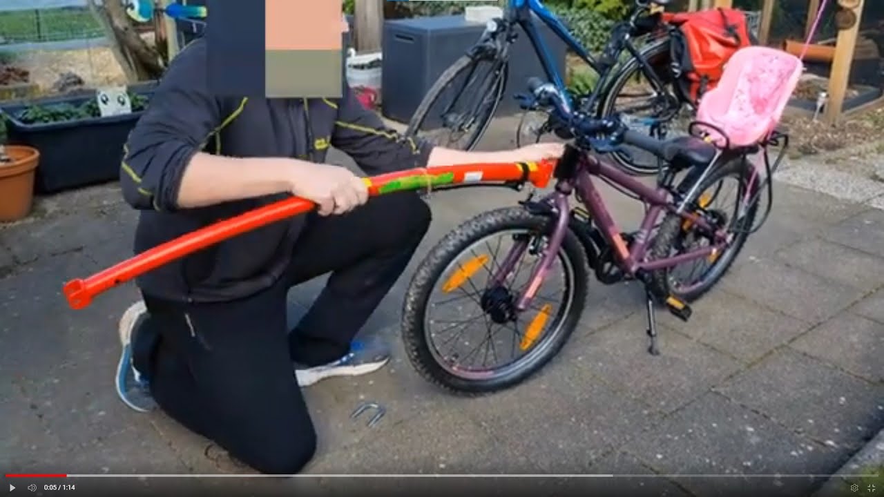 Trail Gator, Abschleppstange: Montage - unvermeidbare Beschädigung des Kinderrads durch Halter