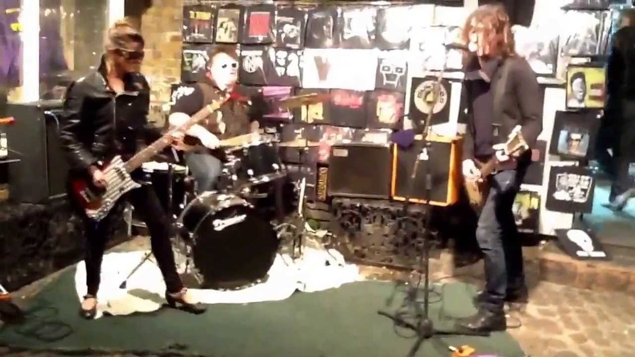 Sonic Angels improvised gig at Metallic'Ko shop in Camden market/London/february 16th 2014