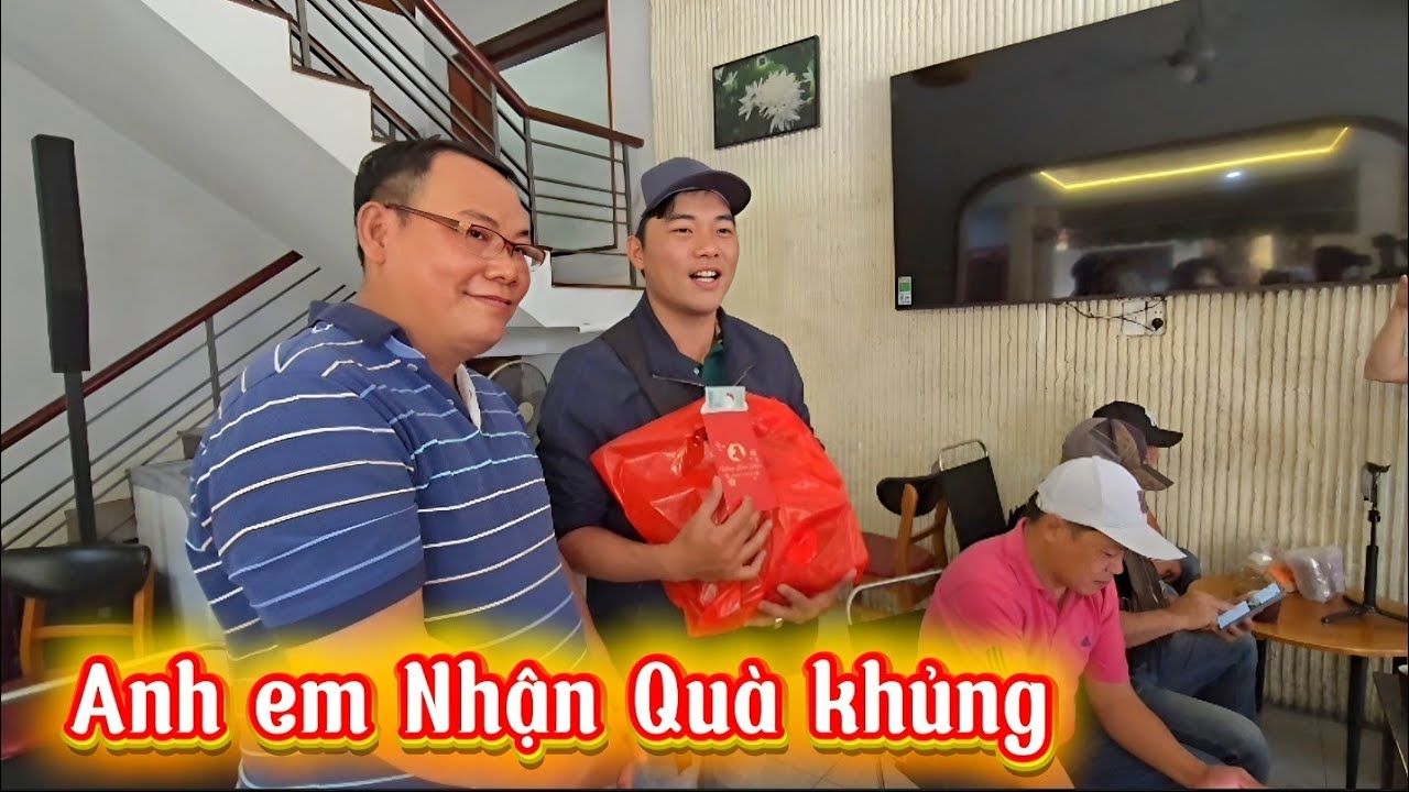Trưa 31.01 Chị SanDyTrân Bạch Tiên Sinh. Chị Vy Phan. Chị Bình Minh Trao Quà 