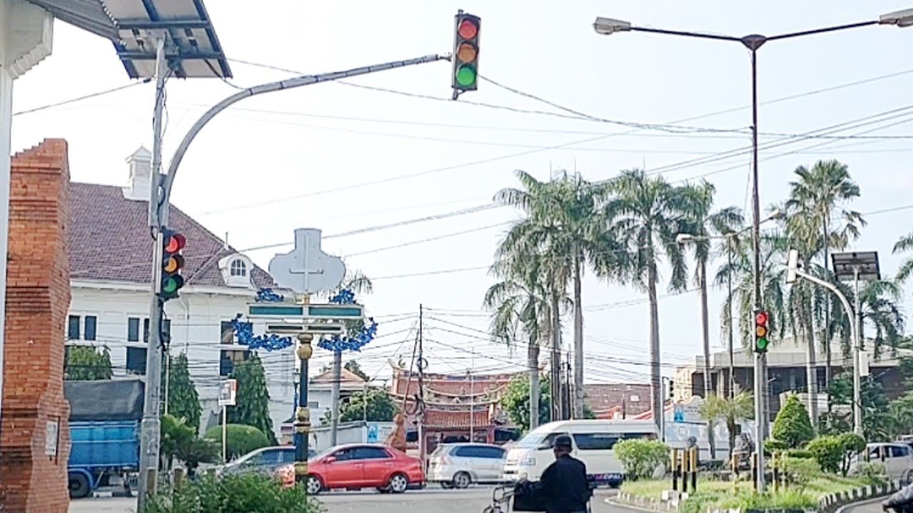 AKHIRNYA TRAFFIC LIGHT SIMPANG B.A.T. KOTA CIREBON KEMBALI BERFUNGSI NORMAL? SETELAH LAMA RUSAK?