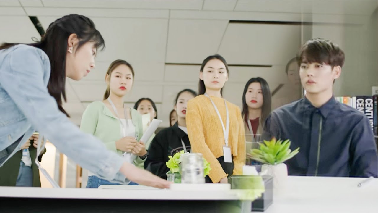 พวกเขาถือว่าซินเดอเรลล่าเป็นเหมือนพนักงานเสิร์ฟ แต่พวกเขาไม่รู้ว่าเธอเป็นคู่หมั้นของซีอีโอ