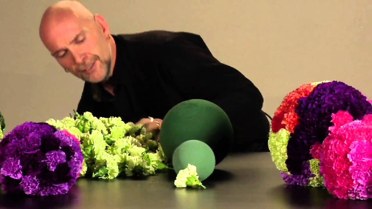 How many flowers fit on an OASIS Sphere?