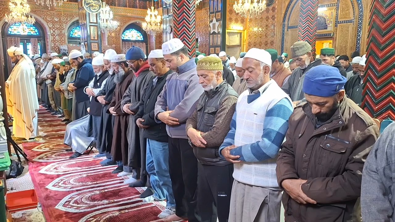 Hundreds offer Jumat-ul-Vida prayers at Dastageer Sahib (RA) in Khanyar