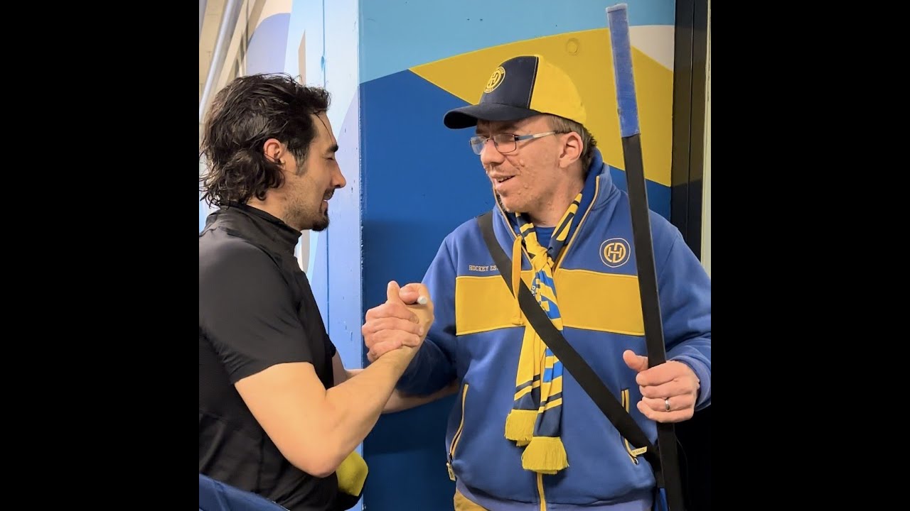 Svens HCD Traum, bei dem er sogar einen original Hockeystock seines Lieblingsspielers erhält.