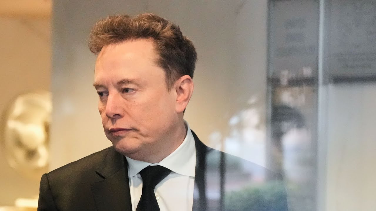 Смотрите, как Илон Маск и Сэм Альтман прибывают в суд на знаменательный процесс над компанией Ope...