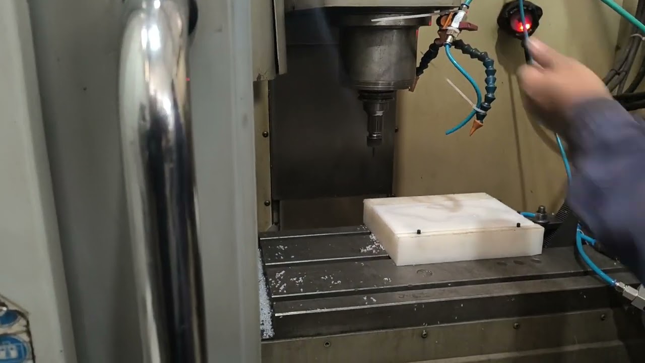 Mecanizando placas de polietileno sujetadas con vacío