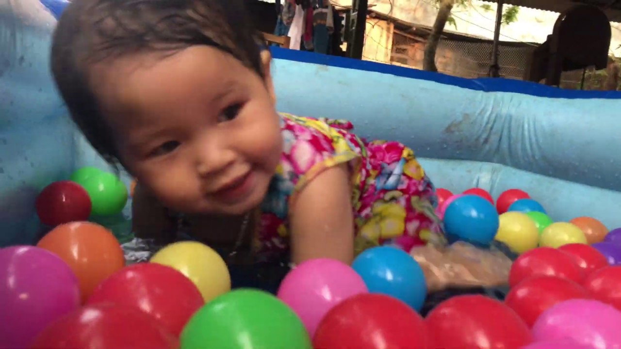 😍b&eacute; tập bơi với 1000 quả b&oacute;ng |MunMun Kids TV