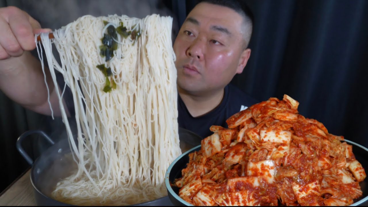 오늘 동석이  잔치국수 잡는날 😂 입안 가득 행복하다 !!