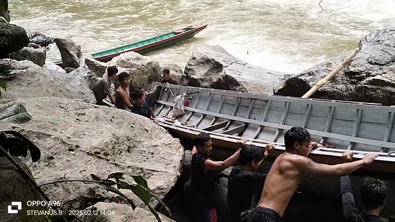 Gotong royong tarik sampan di jeram mata hari Kalbar kapuas hulu.