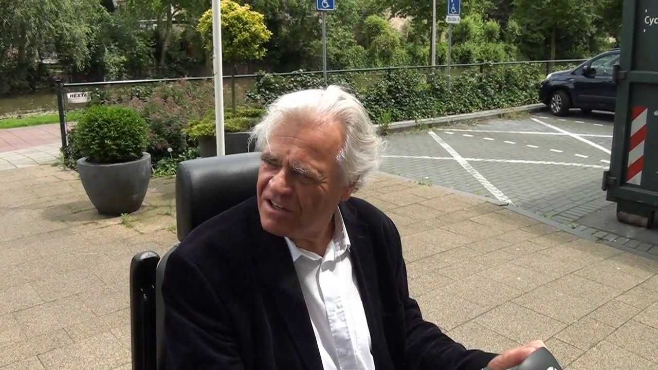 Wethouder Hazelebach op scootmobiel