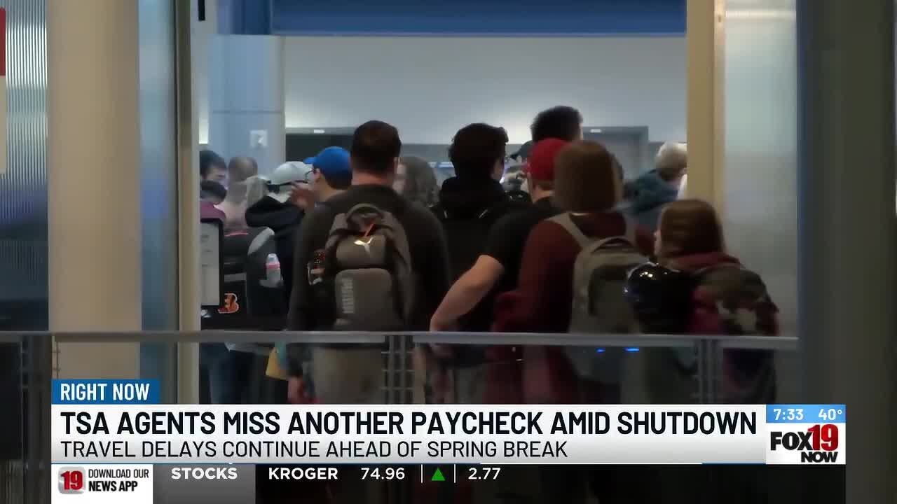 Задержки в перевозках продолжаются, поскольку сотрудники TSA очередную зарплату не получают на фо...