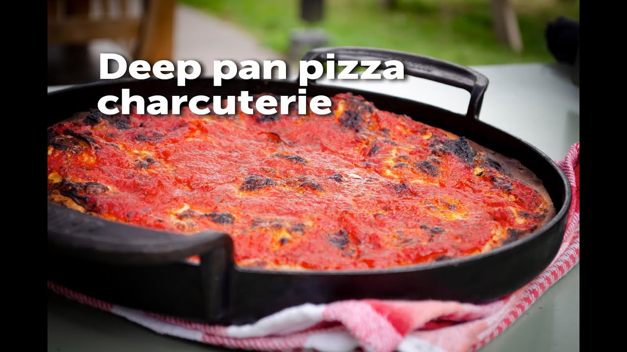 Deep pan pizza charcuterie | Fire&Food TV BBQ-video | recept op de Ooni