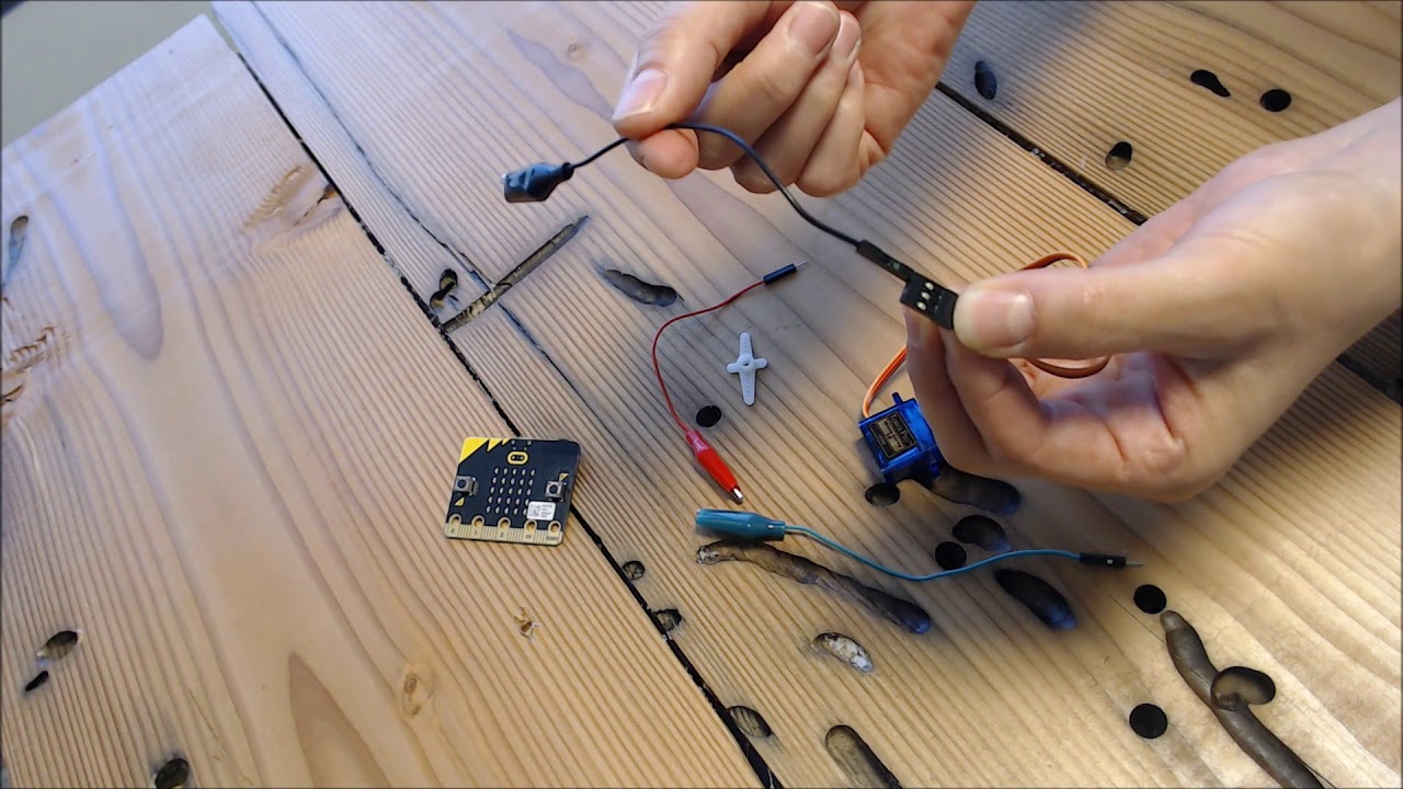 Connecting a servo motor to the micro:bit