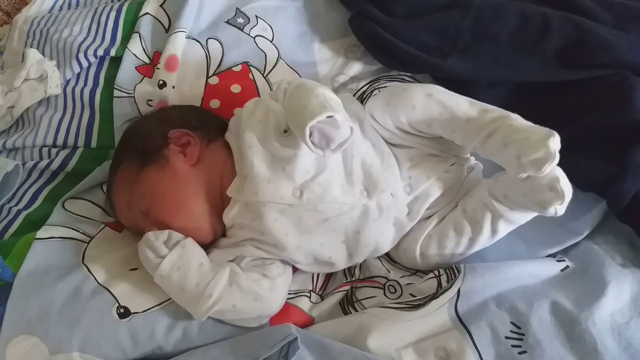 NEWBORN BABY WAKING UP VIDEO. CUTE ❤
