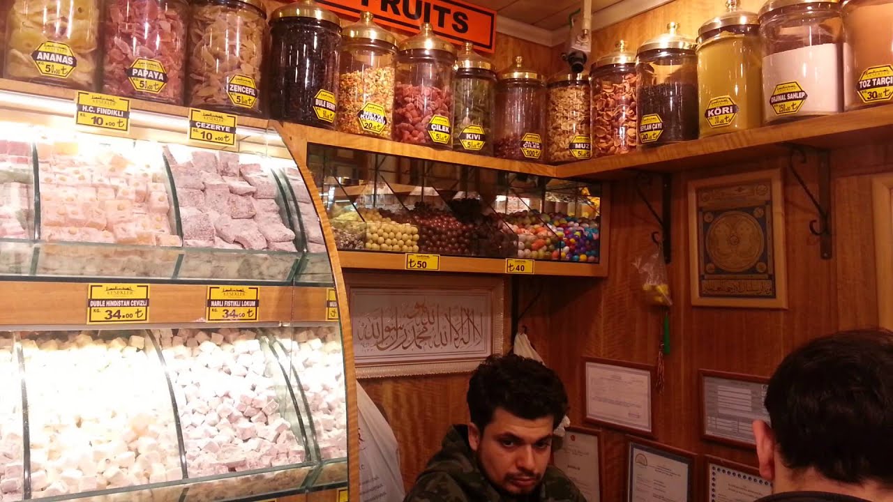 بيع المكسرات والحلقوم بجوار السوق المصري باسطنبول