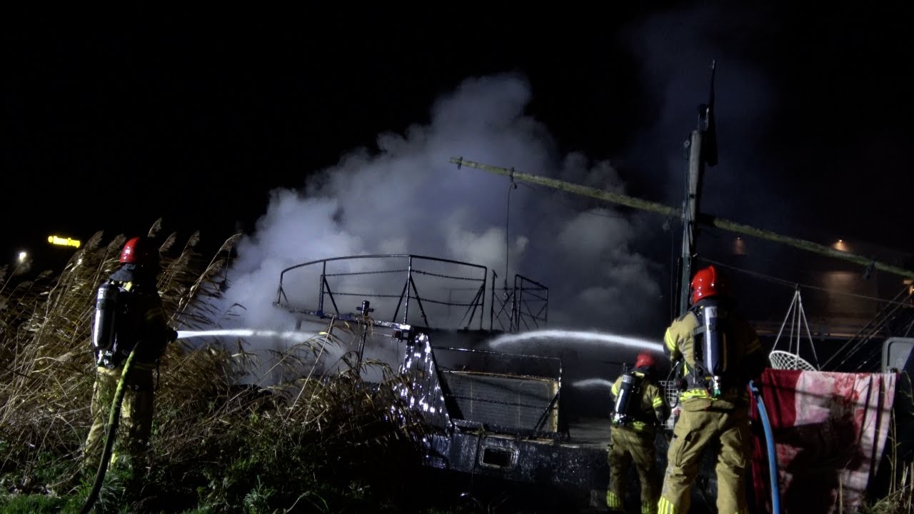 PRIO1 Middel scheepsvaartbrand Woonhavenpad Lelystad - Brandweer komt met spoed aan!