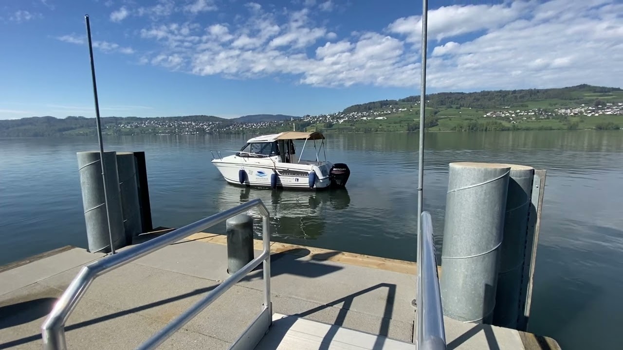 Motorbootmanöver Anlegen rückwärts backbord am Steg 45 Grad