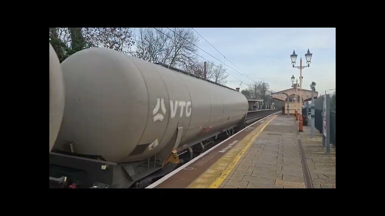 Trains At Hanwell - GWML - 22.12.2025