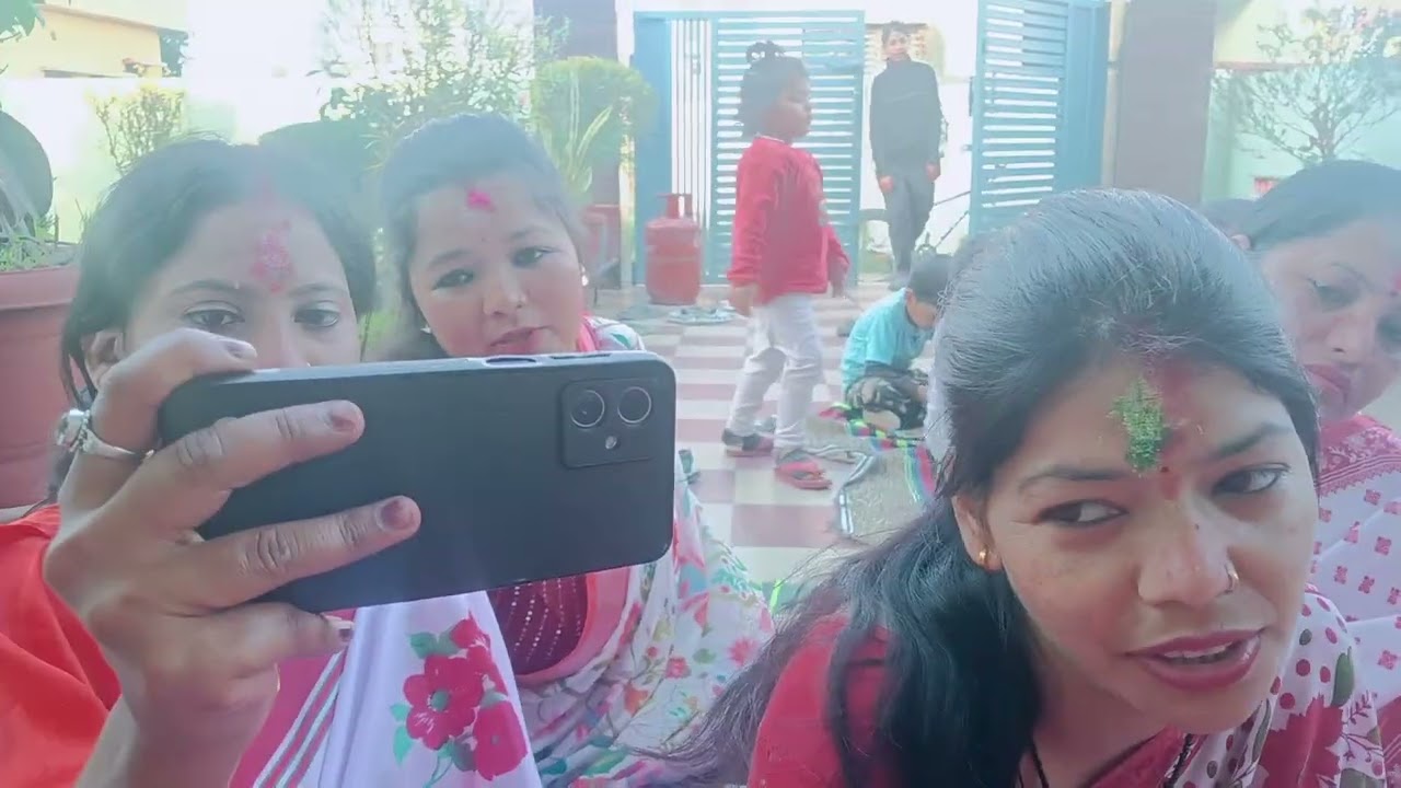 गुलाल की खुशबू और प्यार की फुहार,होली लाए जीवन में खुशियां अपार।