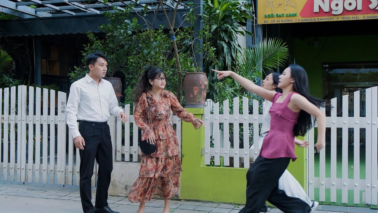 Chủ Tịch Cưỡng Hôn Cô Giáo Trẻ Ngay Trước Cổng Trường Và Cái Kết - Tập 1031