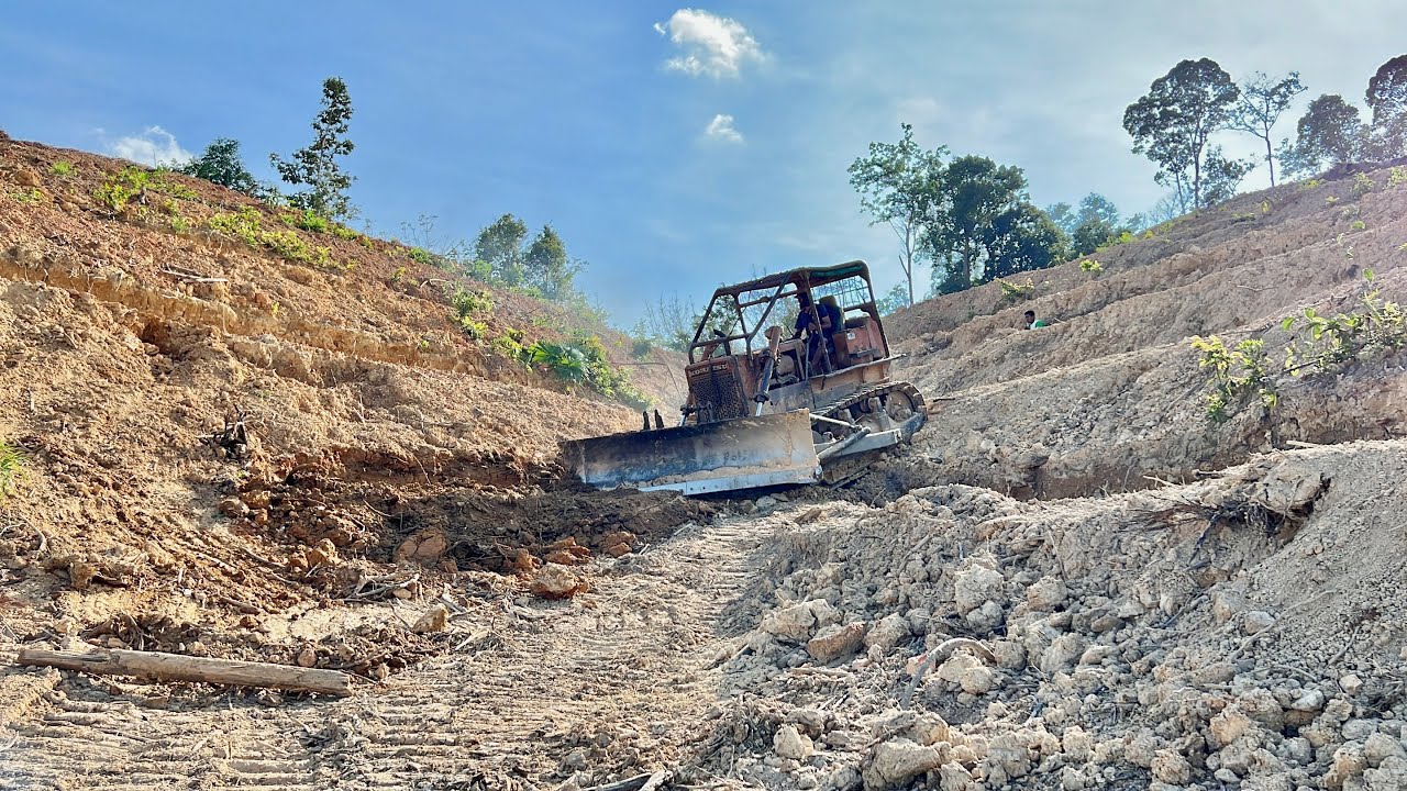 งานตัดขั้นบันไดบนภูเขาสูง Bulldozer  KOMATSU D50