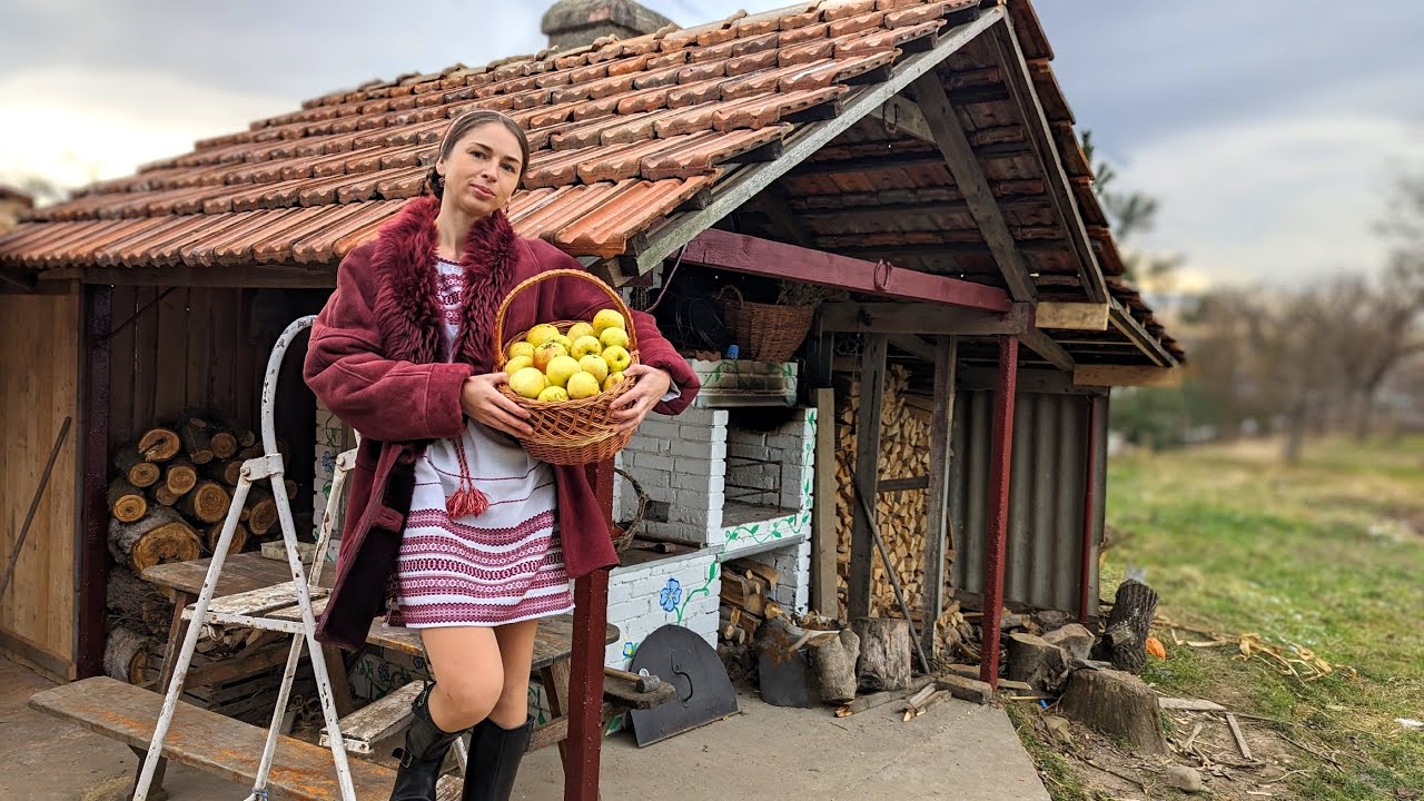 Женщина живет в селе. Выпекаем восхитительный яблочный пирог