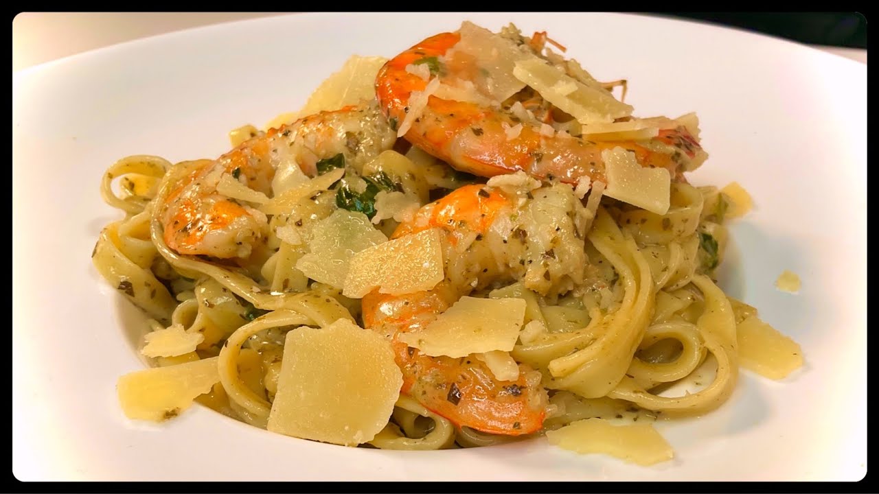 مقرونة التاقلياتال بالكروفات و السبناخ بنة عجيبة ابن من المطاعم . Tagliatelles crevettes épinards