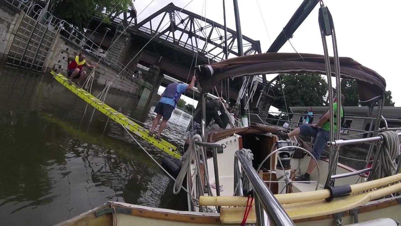 Freedom 28 Ketch sailboat clears low bridge
