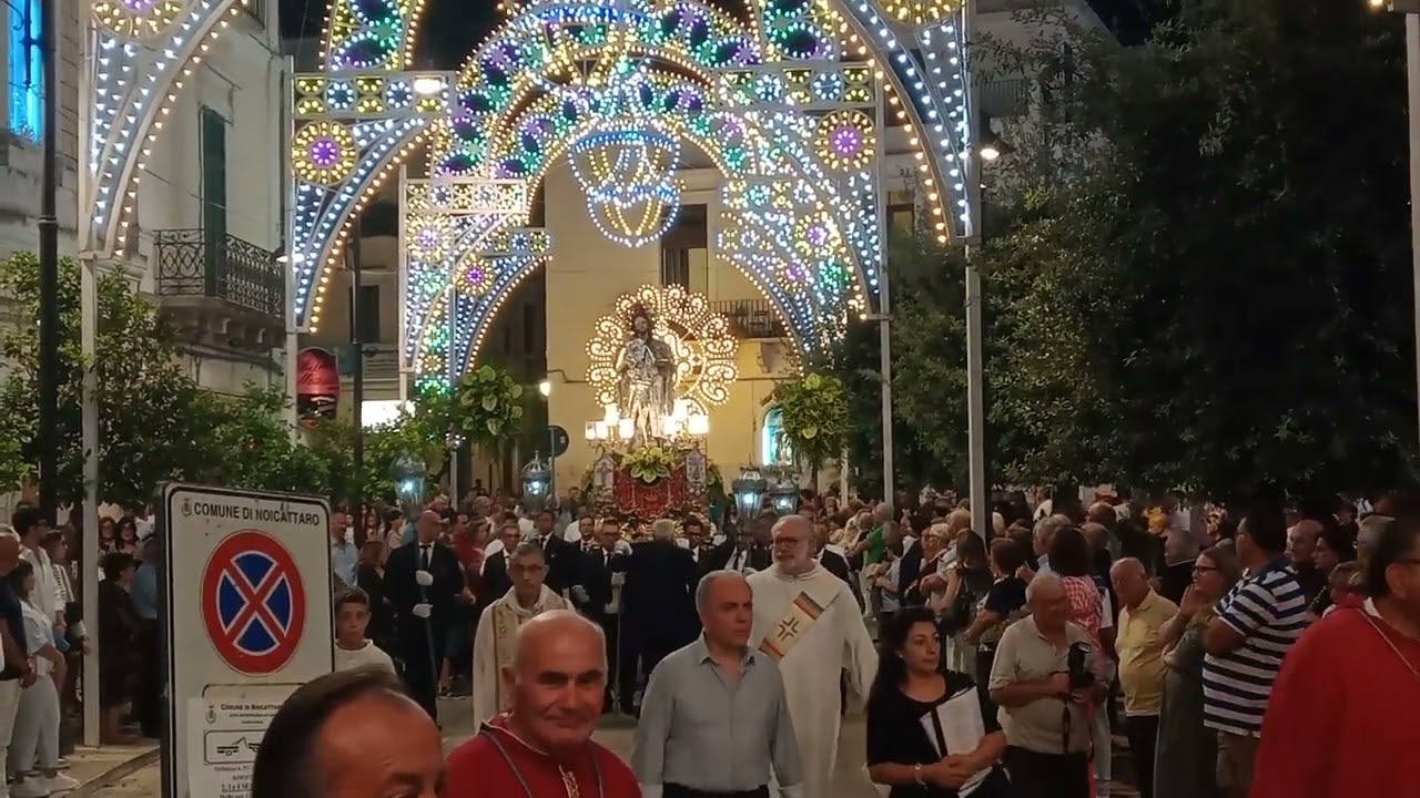 arrivo di San Rocco in piazza. Noicattaro
