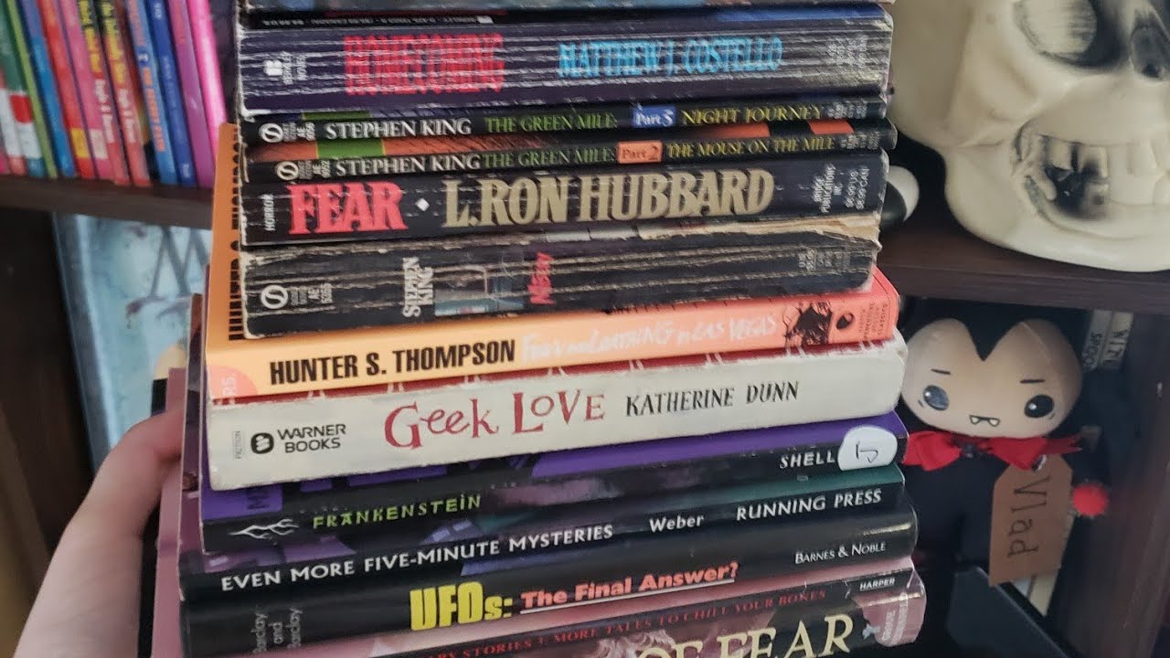 Spooky book haul 💀 Scary Stuff to read for Creepmas and Bookmas