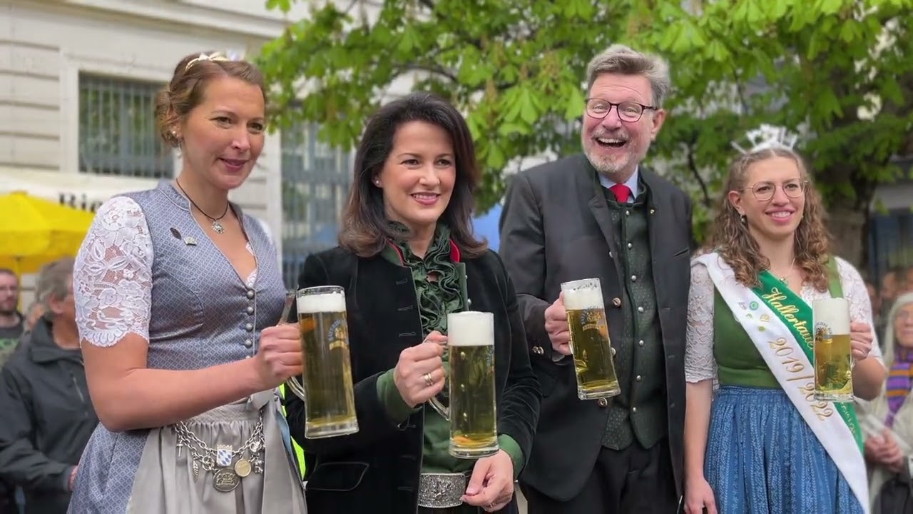 Freibier f&uuml;r alle zum Tag des Bieres 2022 am Bierbrunnen in M&uuml;nchen mit Ministerin Kaniber