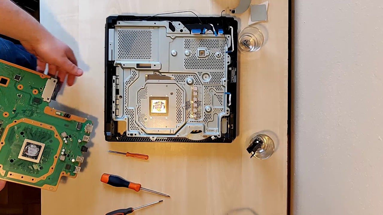Jak rozkręcić PS4 PRO  wymiana pasty + termopad&oacute;w krok po kroku CUH 7116B