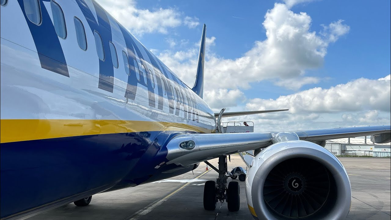 Onboard Ryanair Boeing 737-800 (EI-DWF) Landing into Girona Costa Brava Airport (GRO) 07/05/2023