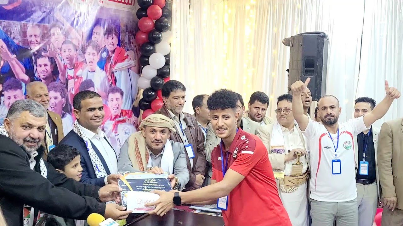 شاهد تكريم المنتخب في مطعم الملكي بشهادات ومبالغ مالية وحماس كبير