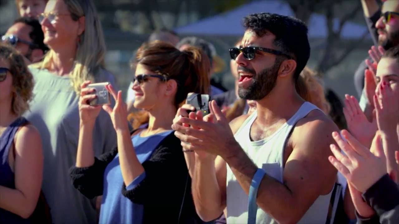 פלאשמוב אקרו-יוגה מרהיב בהשתתפות 150 רקדנים |  Amazing Acro Yoga Flash Mob with 150 Dancers