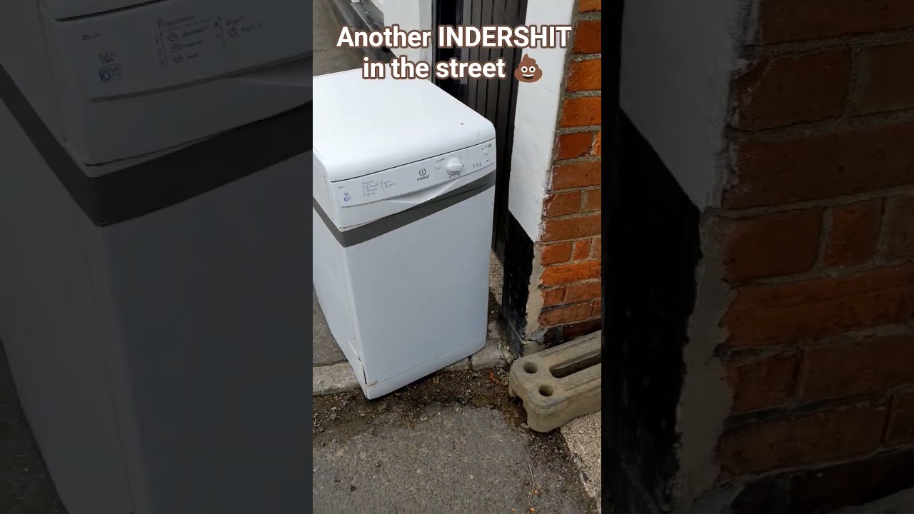 Выброшенная бытовая техника Indesit
