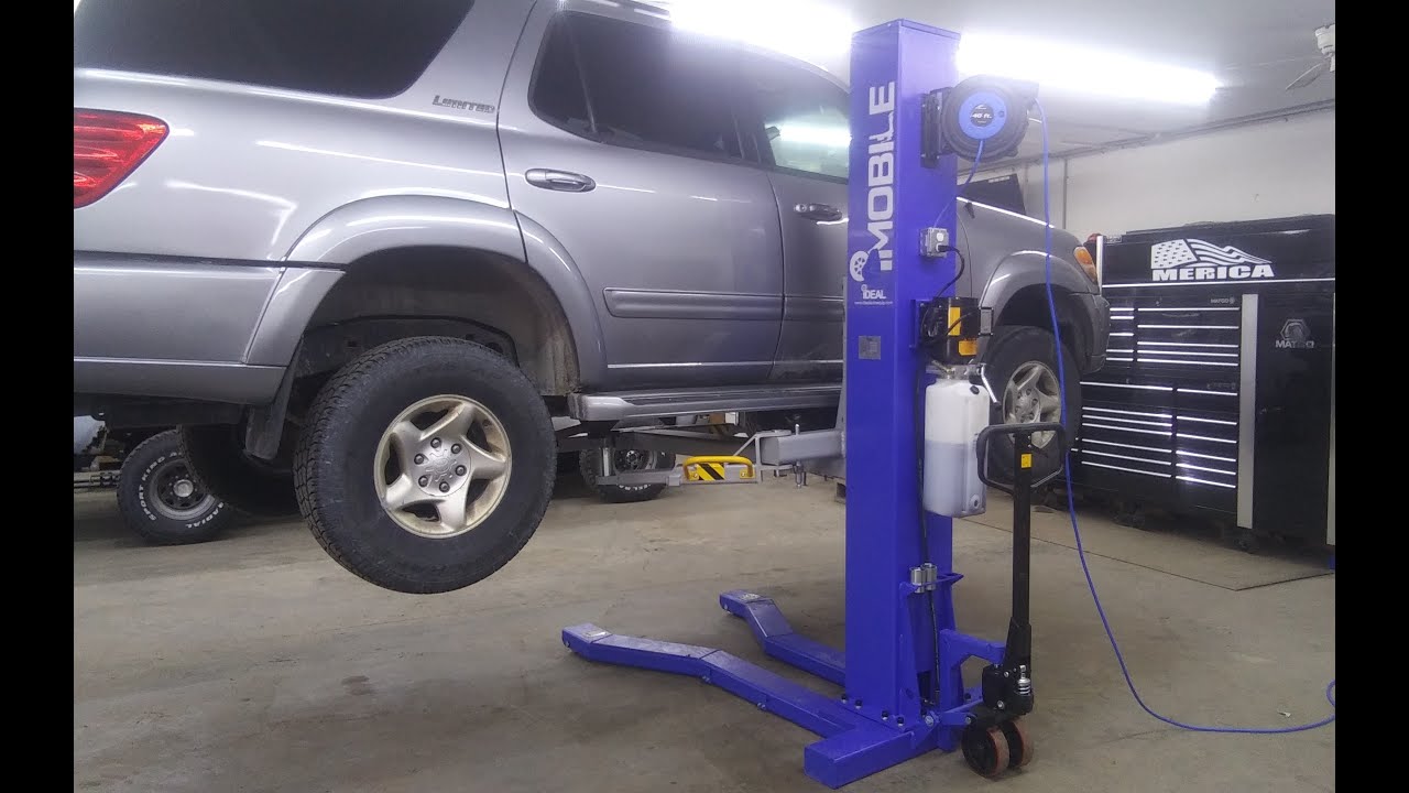 Идеальный одностоечный автомобильный подъемник в действии