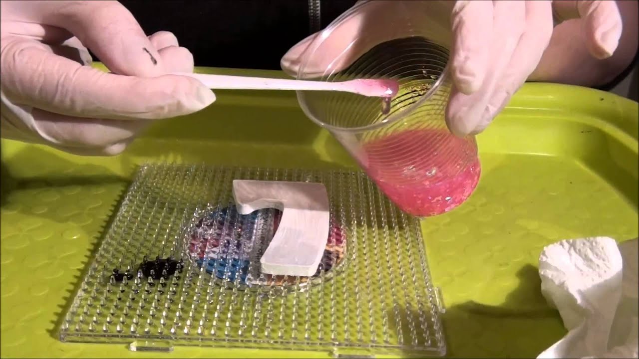 Appliquer de la resine et des paillettes sur des lettres en bois