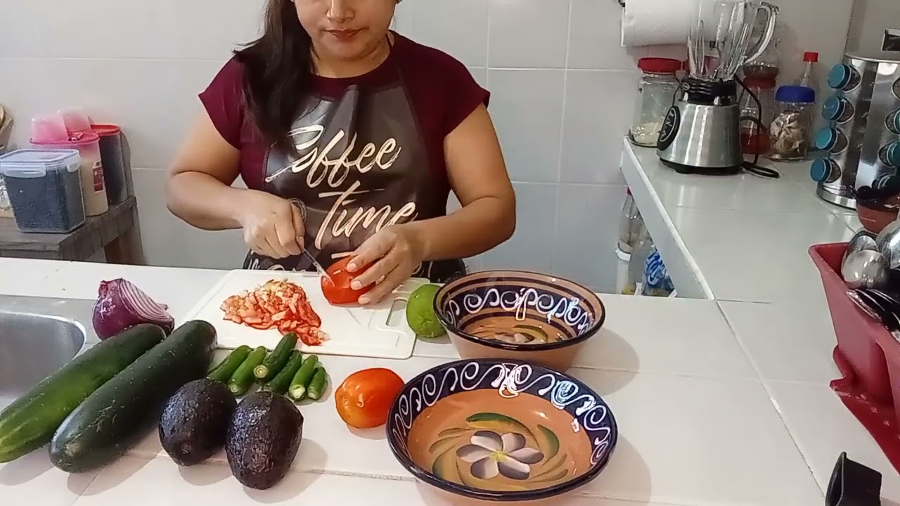 Un rico pollo frito, acompañado con un pico de gallo, con  pepino y un pure de papa 