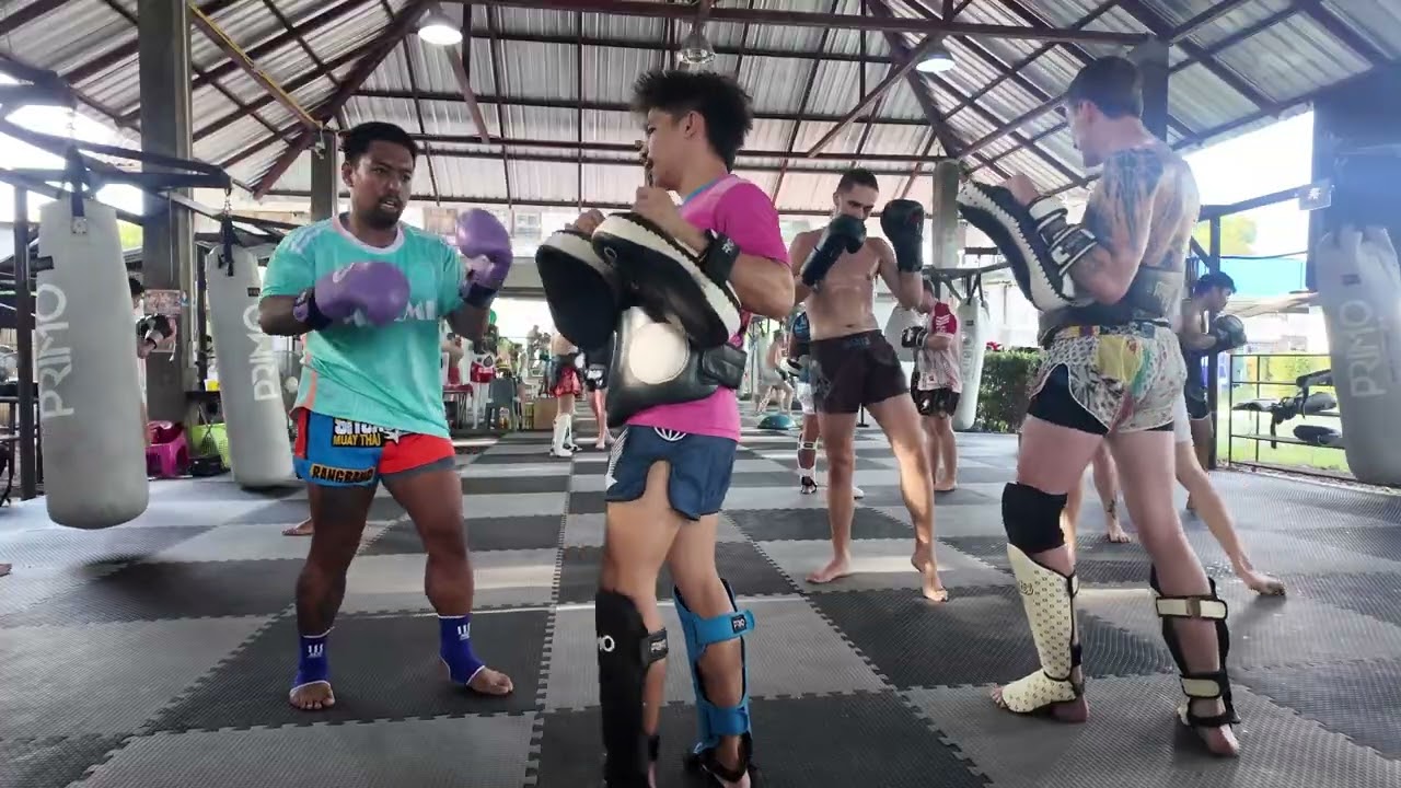 padwork with kru game. hongthong muay thai. 28 april 2025. rd 2 of 2.