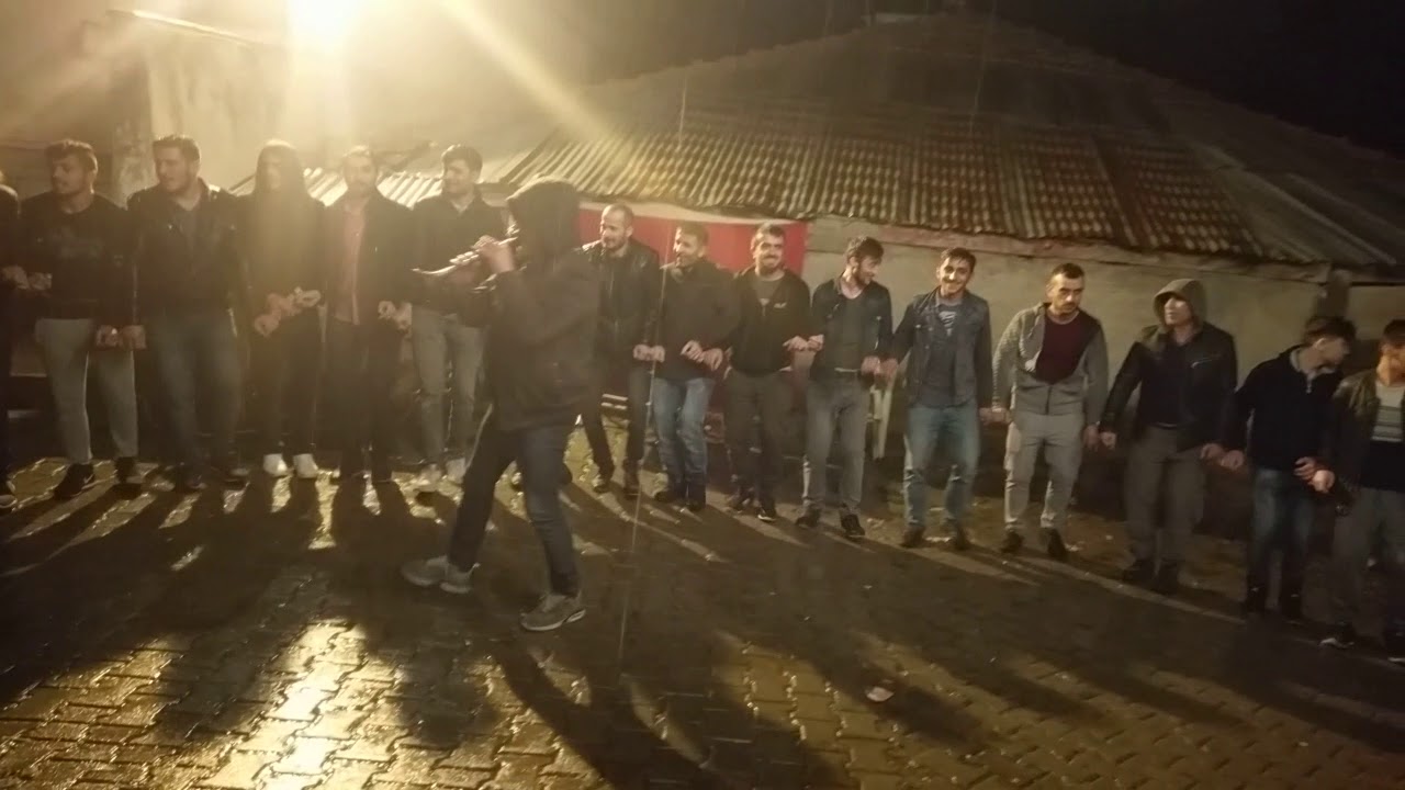 Köyde yağmur altında düğün bir başka