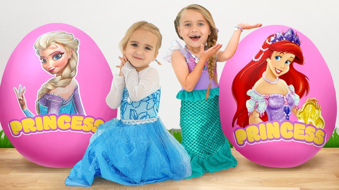 Алиса играет с гигантским яйцом-сюрпризом