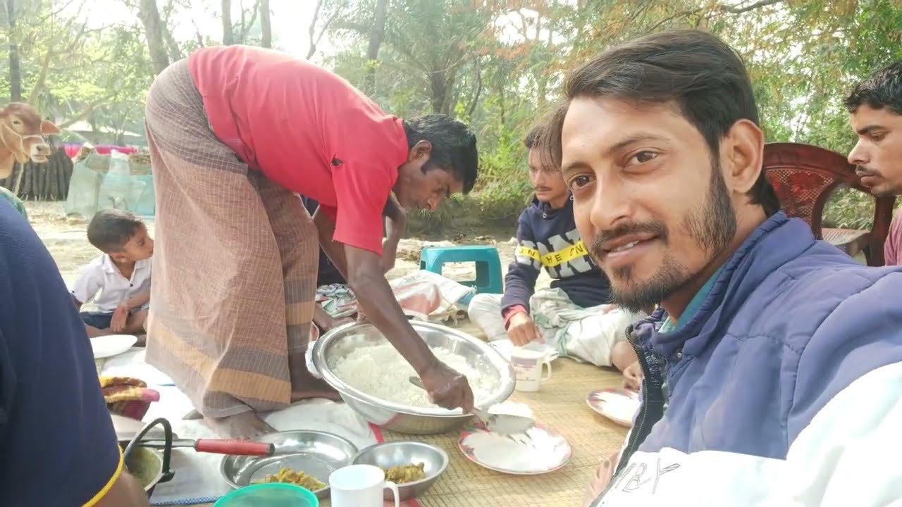 সবাই মিলে বাড়ির উঠানে বসে খাবার খাচ্ছি। RS Minu Agro