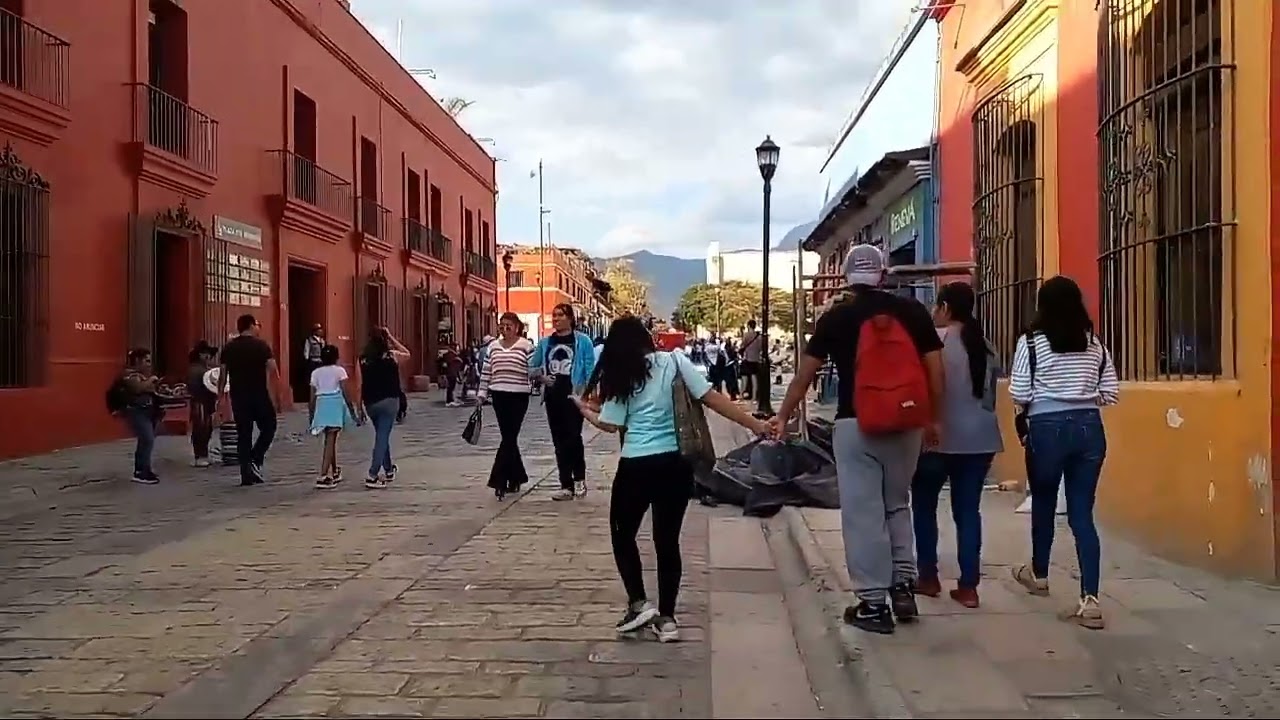 Un paseo por el andador turístico de oaxaca y el templo de santo domingo .